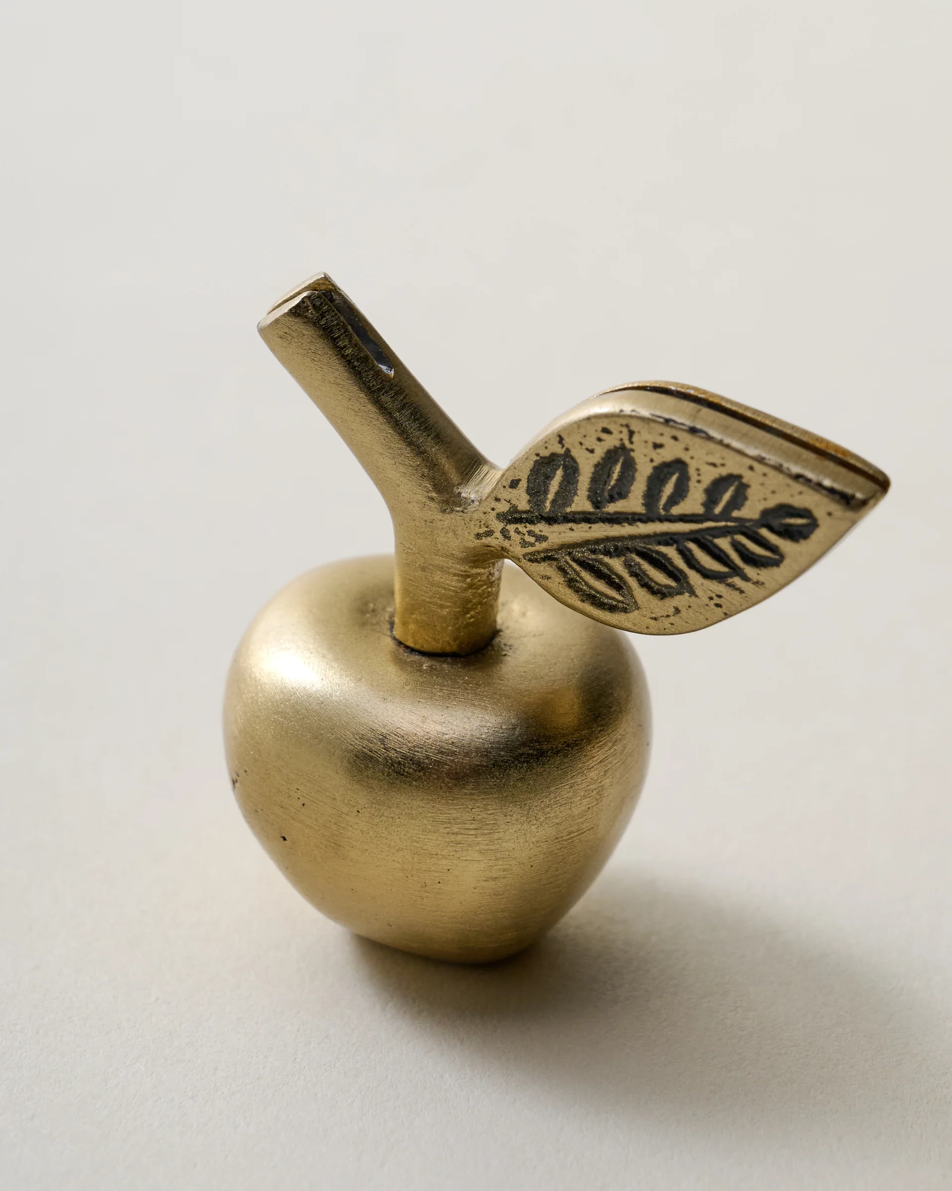 Antique Brass Apple Placecard Holder - Image 3