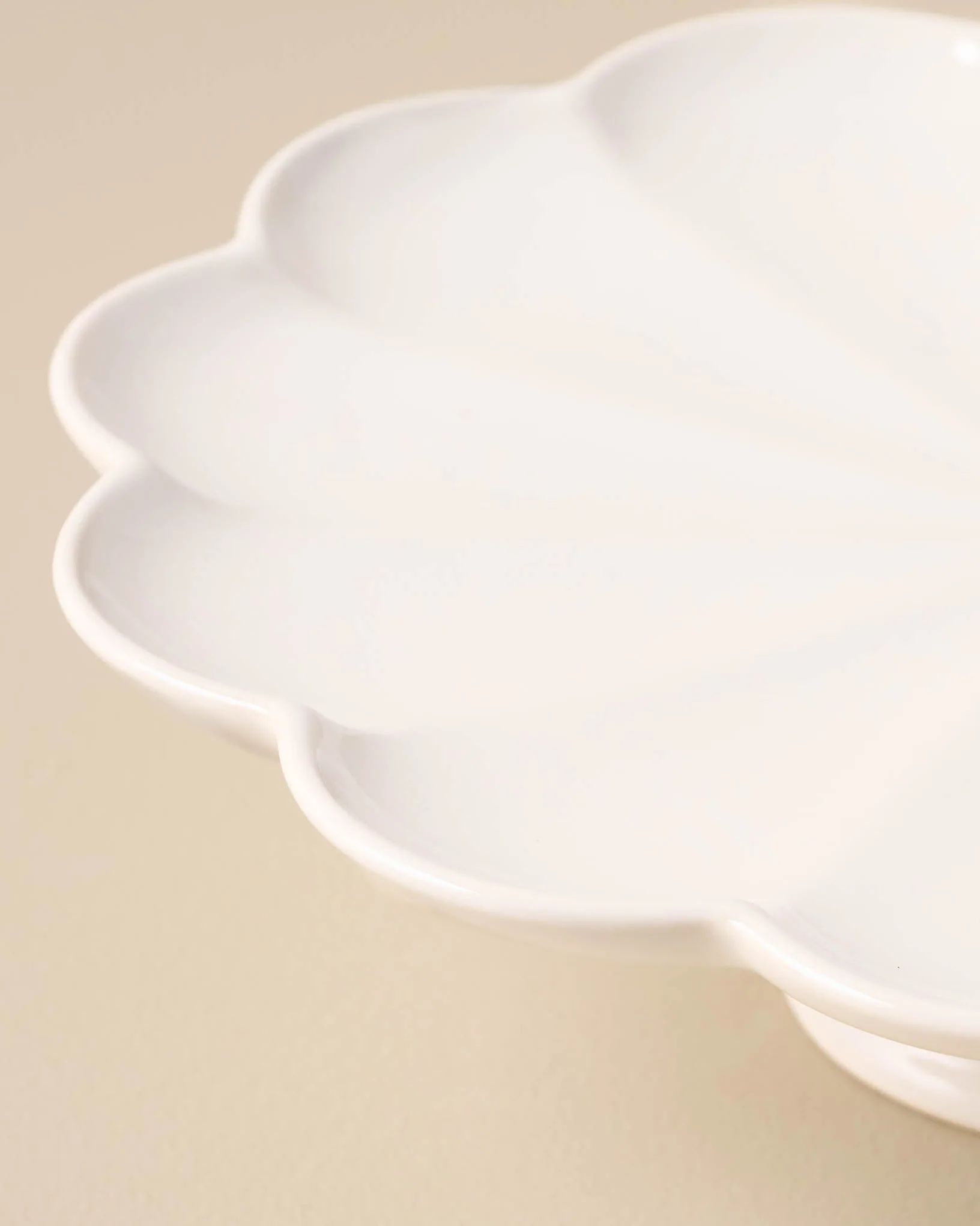Cream Scalloped Cake Stand - Image 2