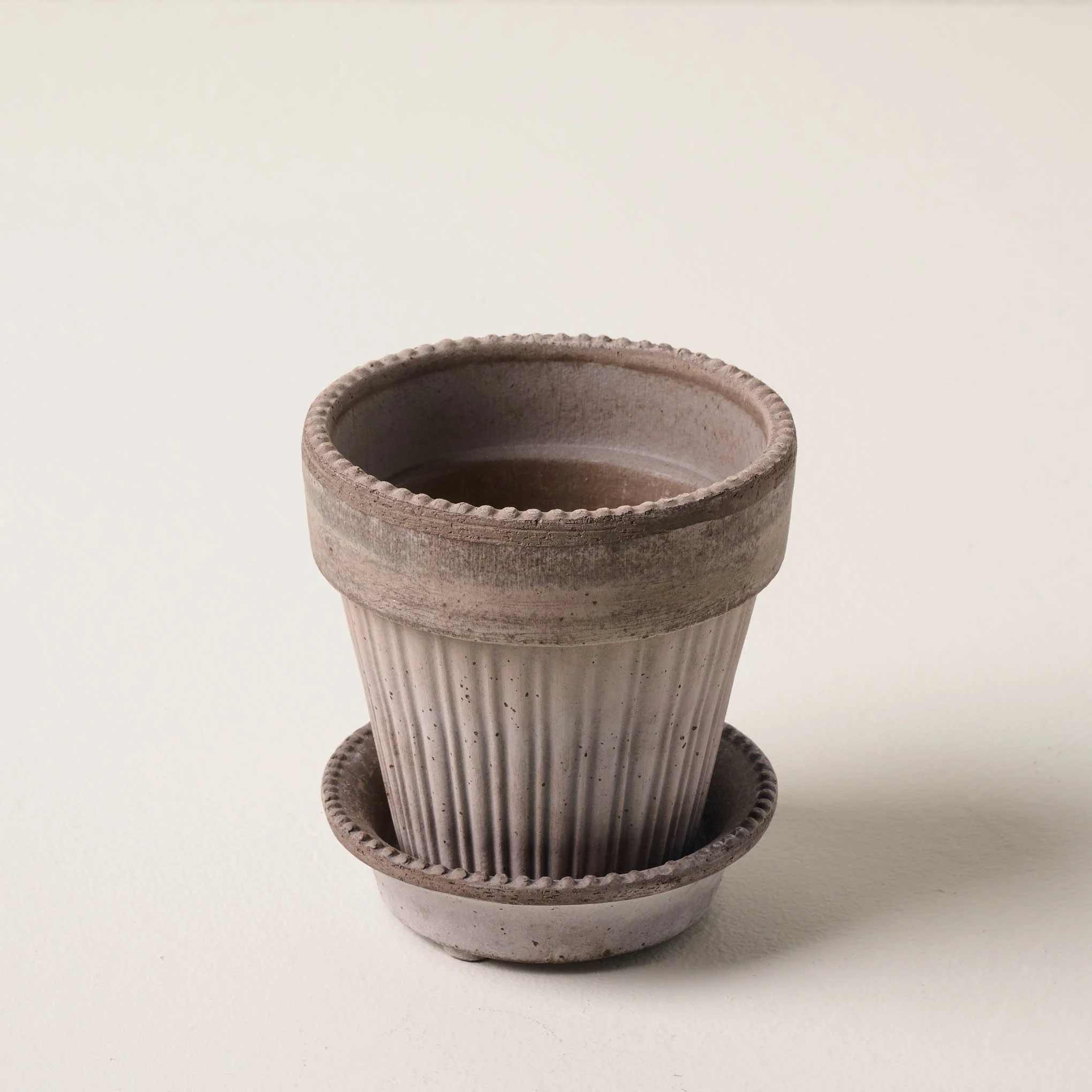 Grey Dotted Bergs Pot - Image 2