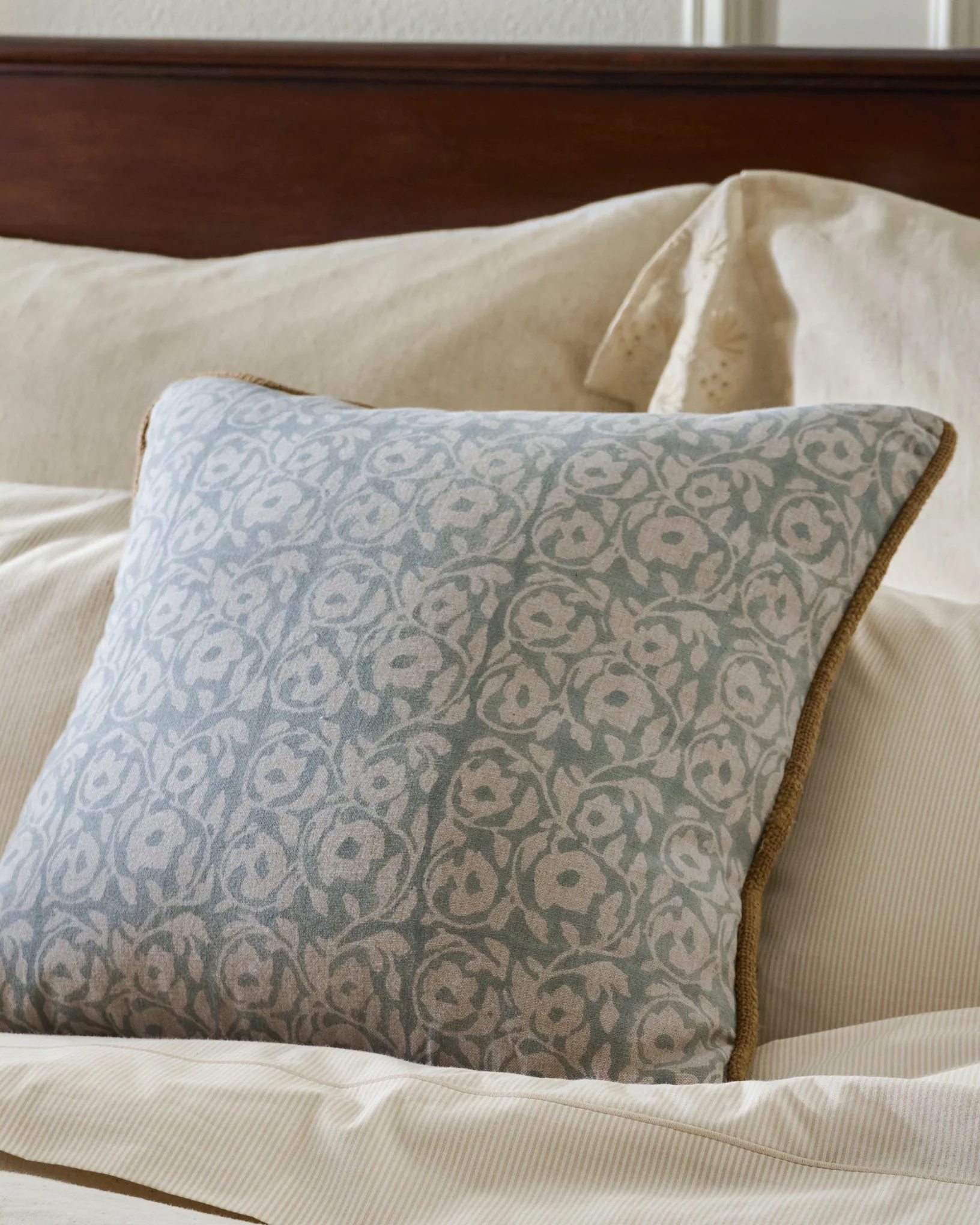 Pivoine Fleurs Pillow - Image 3