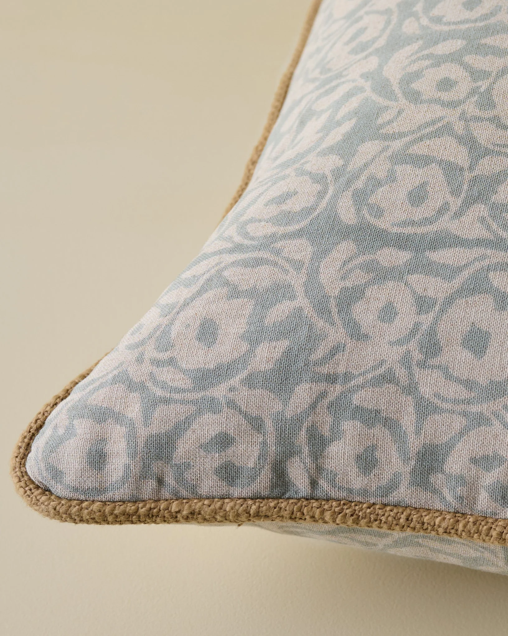 Pivoine Fleurs Pillow - Image 5