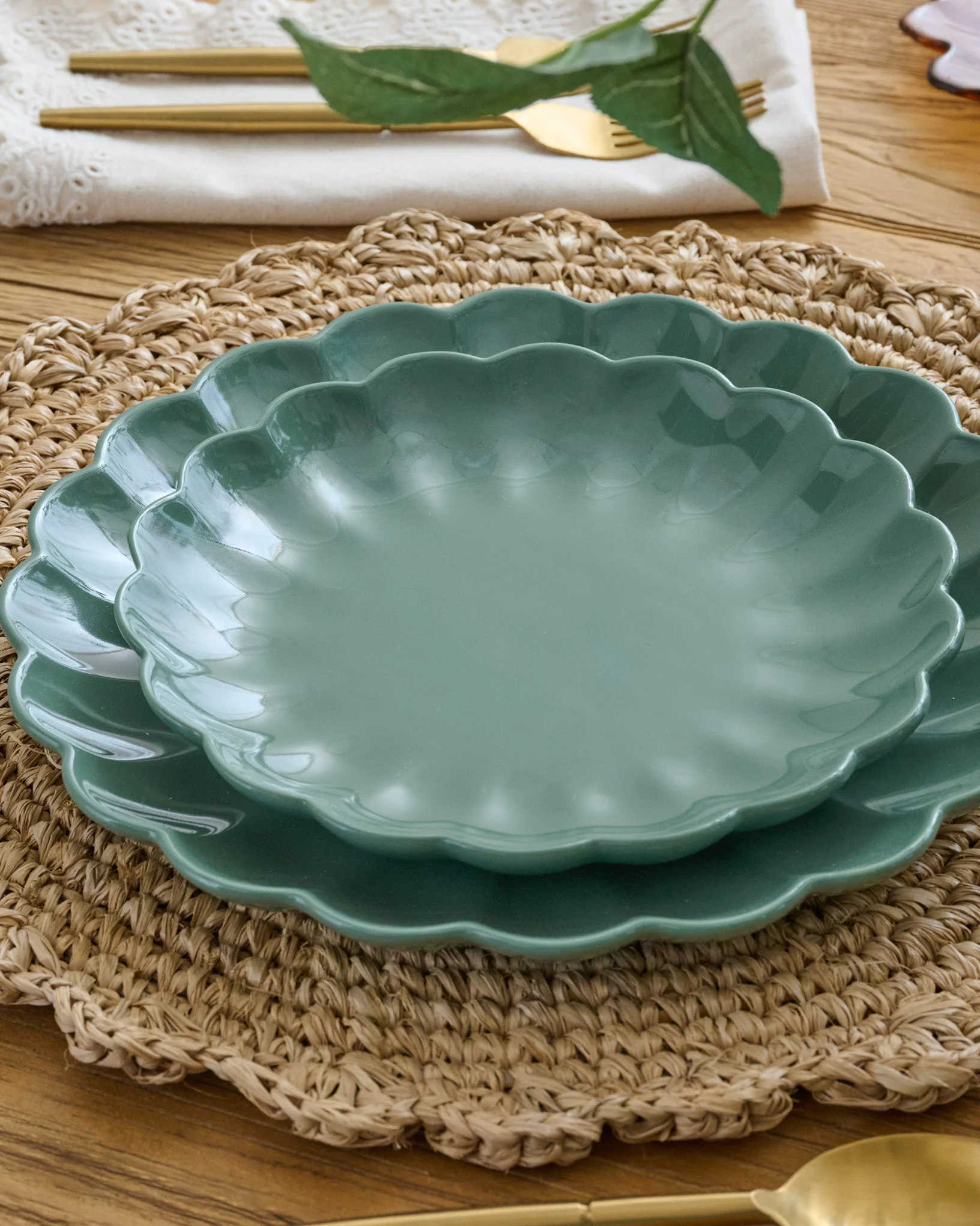 Seagrass Scalloped Plate